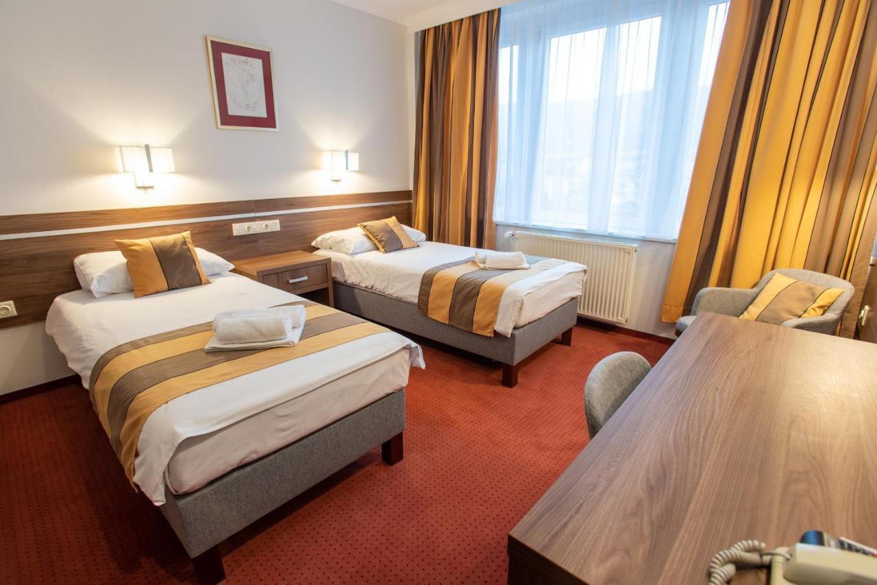 Hotel Arpad Tatabánya Extérieur photo