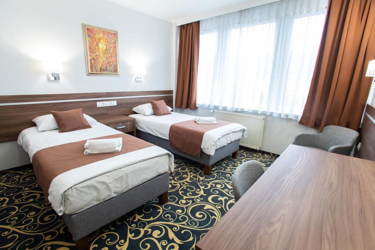 Hotel Arpad Tatabánya Extérieur photo