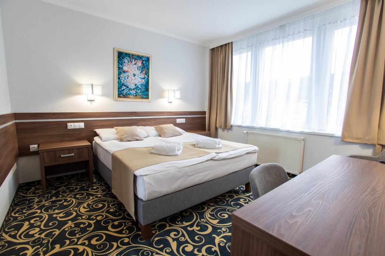 Hotel Arpad Tatabánya Extérieur photo