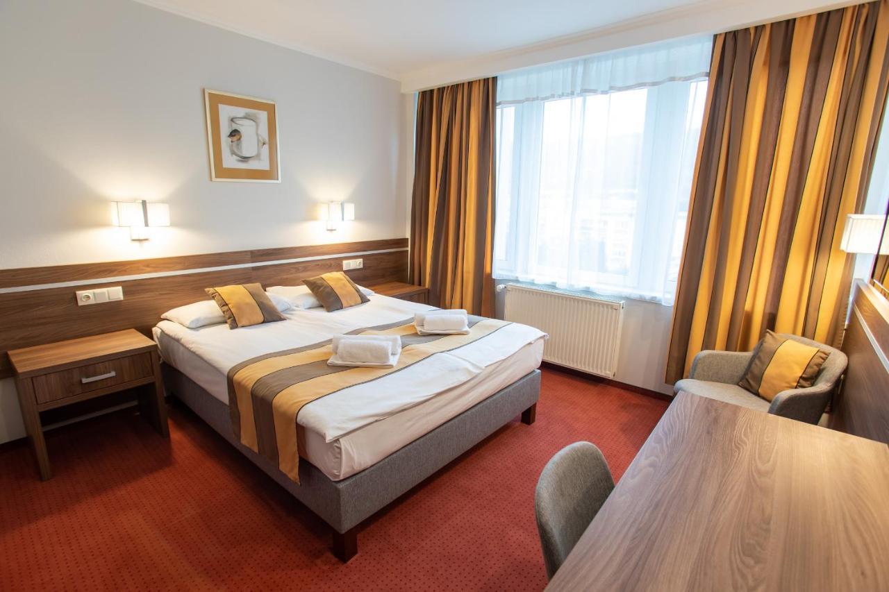 Hotel Arpad Tatabánya Extérieur photo