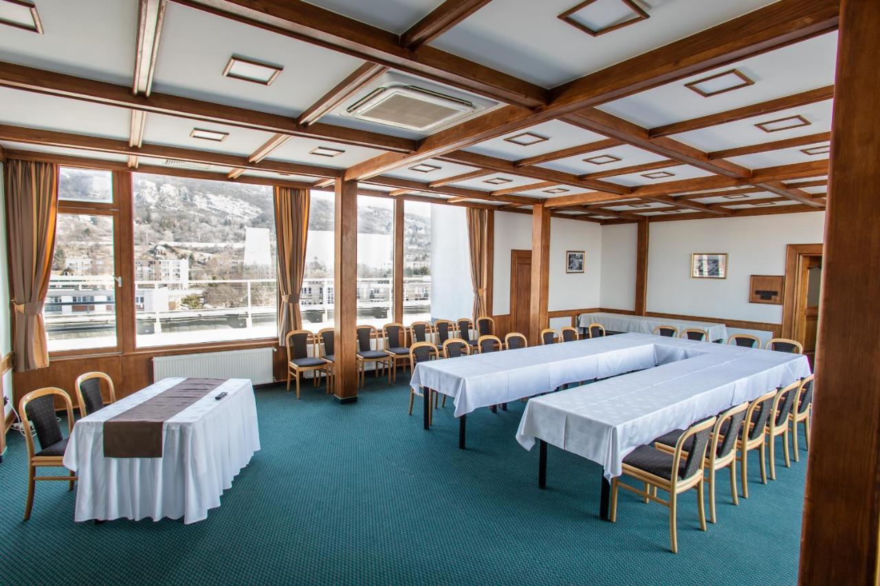 Hotel Arpad Tatabánya Extérieur photo
