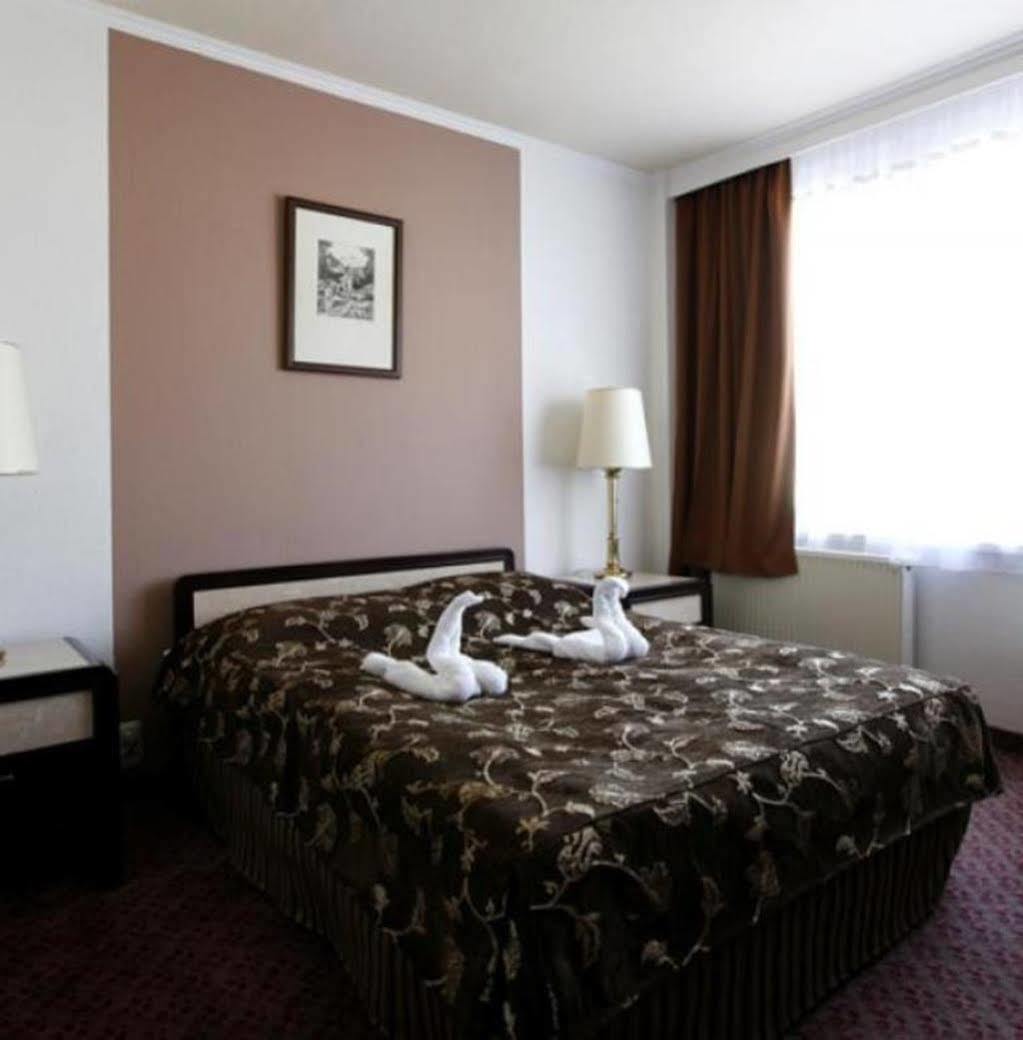 Hotel Arpad Tatabánya Extérieur photo